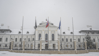 Vztýčili čiernu vlajku. Slovensko vyjadruje Česku solidaritu a spolupatričnosť