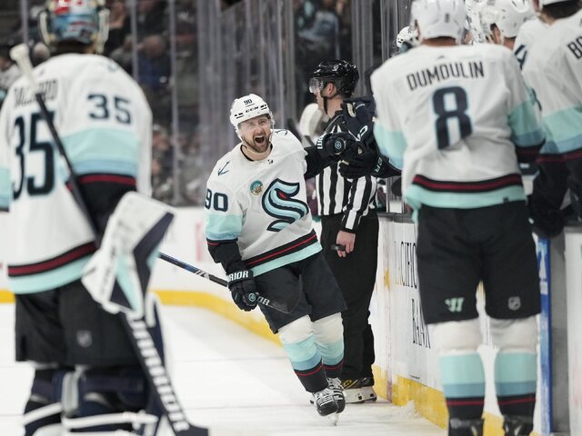 NHL: Tatarovi sa darí v novom klube, pripísal si ďalšie dva body. Slovákov na Štedrý deň potešil aj Ružička, Bedard strelil nádherný gól