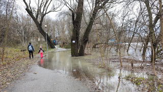 Topiaci sa sneh a zrážky dvihli hladiny riek. Pre tieto okresy platia výstrahy pred povodňami