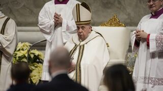 Vianočná omša vo Vatikáne sa niesla v duchu výzvy na pokoj, pápež František vyzval na ukončenie konfliktov vo svete