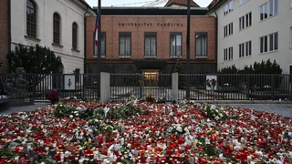 Česká polícia ihneď neprepojila činy strelca z Prahy. Univerzita mala mať od januára detektory zvuku streľby alebo kriku 