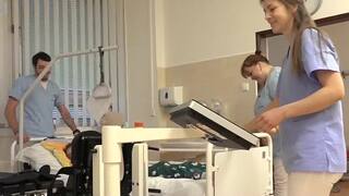 Zotaviť sa po ťažkých úrazoch býva náročné. Pacientom pomáhajú fyzioterapeutické roboty