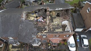 FOTO: Britániu trápi búrka Gerrit. Stromy padali ako domino, Manchestrom sa možno prehnalo tornádo