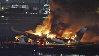Zrážka dvoch lietadiel v Japonsku: Odborník tvrdí, že pri leteckých nehodách najčastejšie zlyháva ľudský faktor (+video)