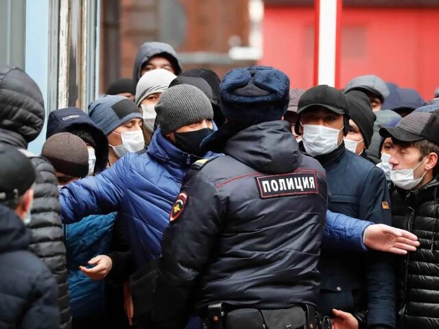 Razie skončili násilným verbovaním na front. V Petrohrade zatýkali migrantov, zadržali aj Deda Mráza