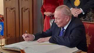 Pocta pre Schustera. Mesto Košice mu k narodeninám darovalo pracovňu v priestoroch historickej radnice