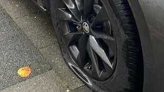 FOTO: Aktivisti vypúšťajú pneumatiky na SUV autách. Škody narobili už aj v bratislavskej Petržalke