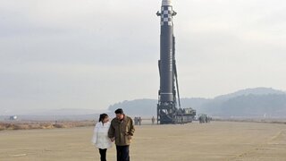 Kim Čong-un dohliadal na cvičenie delostreleckých jednotiek. Po novom sú vybavené odpaľovacími zariadeniami 