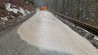 FOTO: Voda zaplavila cestu medzi Balážami a Priechodom, na mieste sú cestári