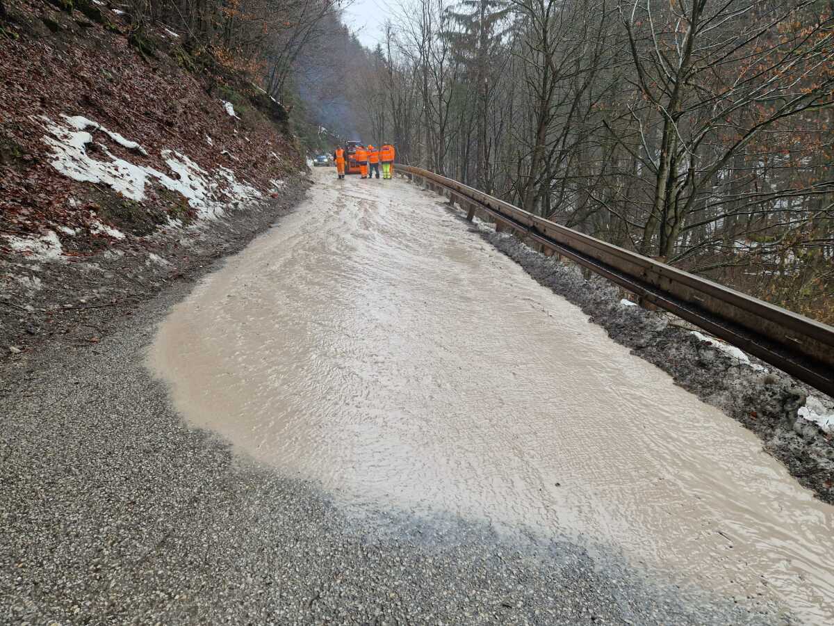 Zaplavená cesta medzi Balážami a Priechodom