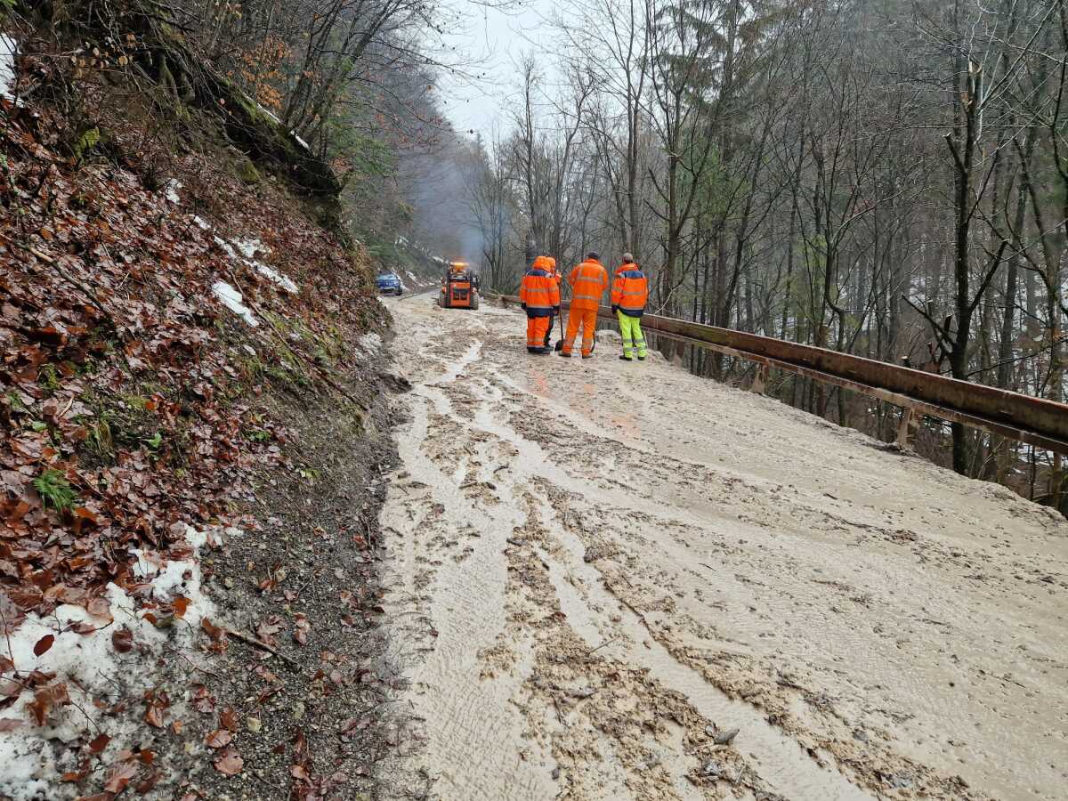 Na mieste zasahujú cestári.