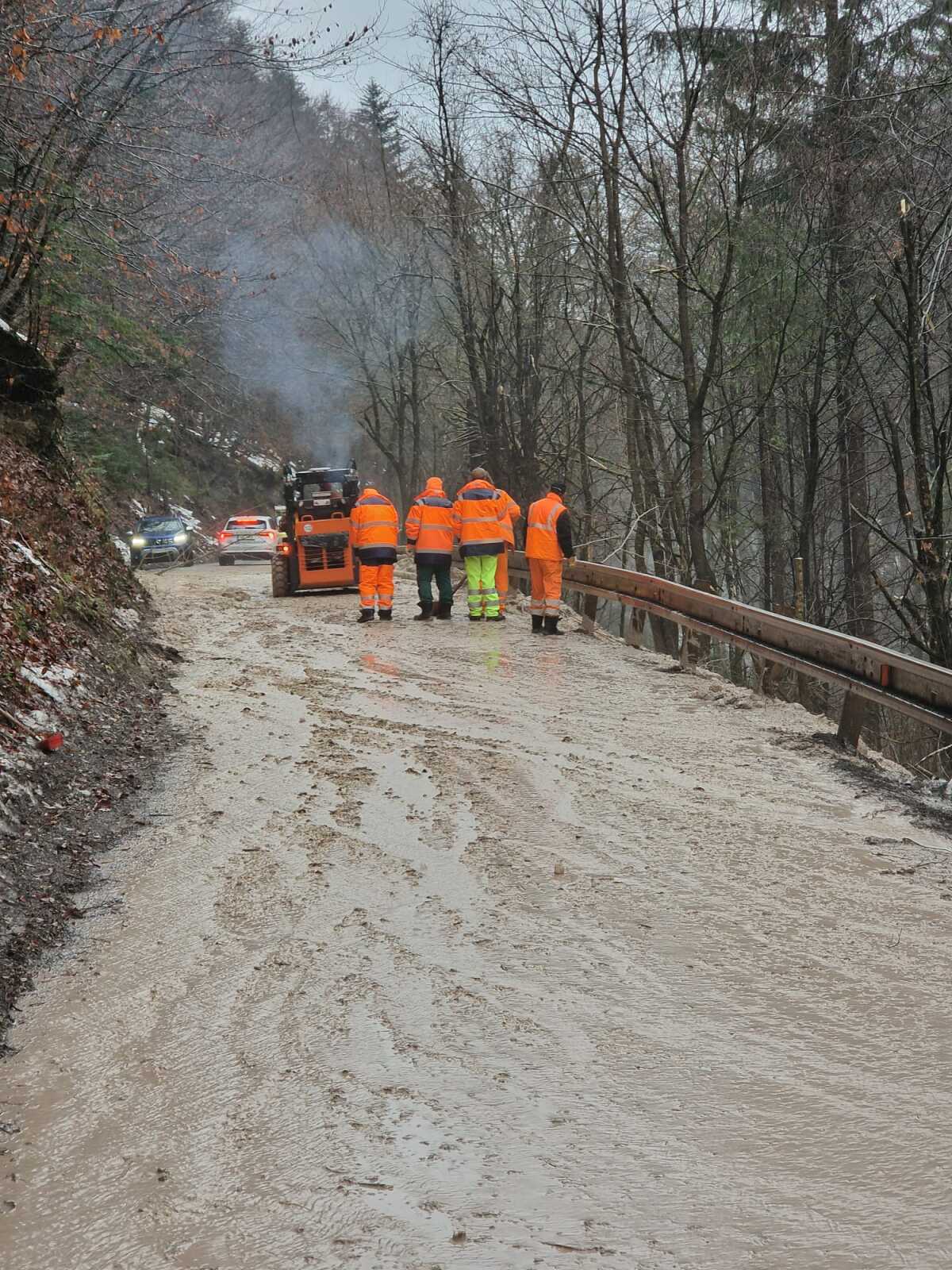 Cestári sa snažia upraviť terén