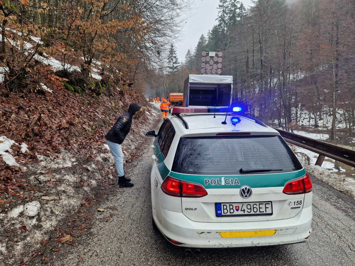 Na mieste asistuje polícia.