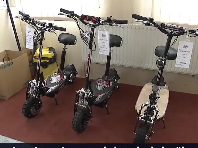 Mnohí svojou jazdou ohrozujú chodcov. Záujem o elektrické kolobežky je stále väčší