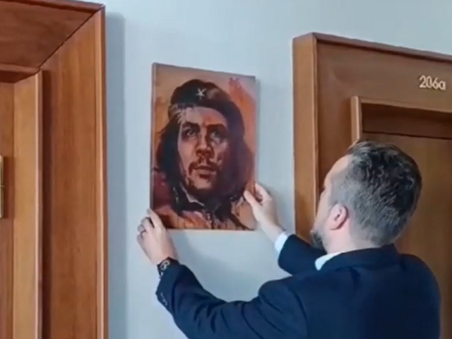 NAKA začala trestne stíhať Blahu pre obraz Che Guevaru. KDH opäť začalo zbierať podpisy na jeho odvolanie