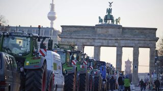 FOTO: Nemecko paralyzovali traktory a nákladiaky. Poľnohospodári sú nespokojní, doprava kolabuje