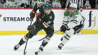 NHL: V súboji lídrov divízií sa blysol Pettersson. Na druhej strane mal Boston ťažký zápas