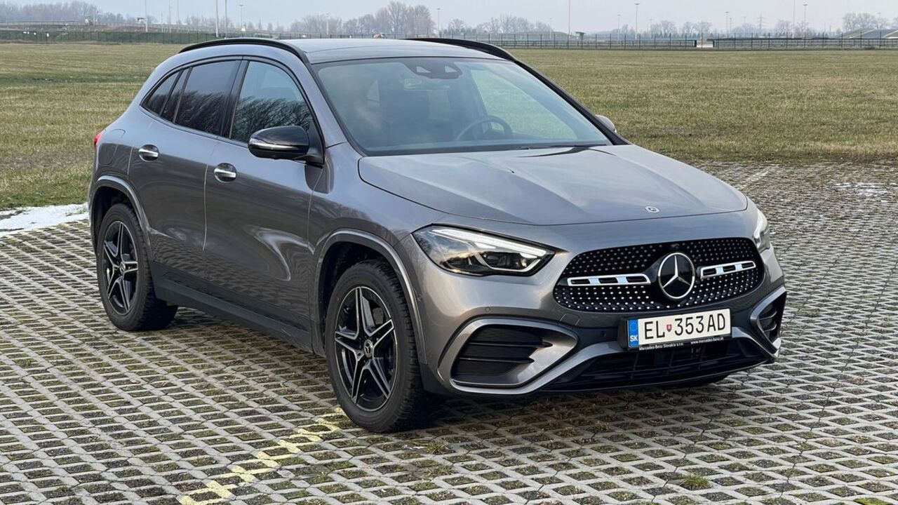 Mercedes-Benz GLA prešiel na jar minulého roku decentným faceliftom. Mierne sa zmenila predná maska a nárazník a tiež aj grafika predných a zadných LED svetiel.