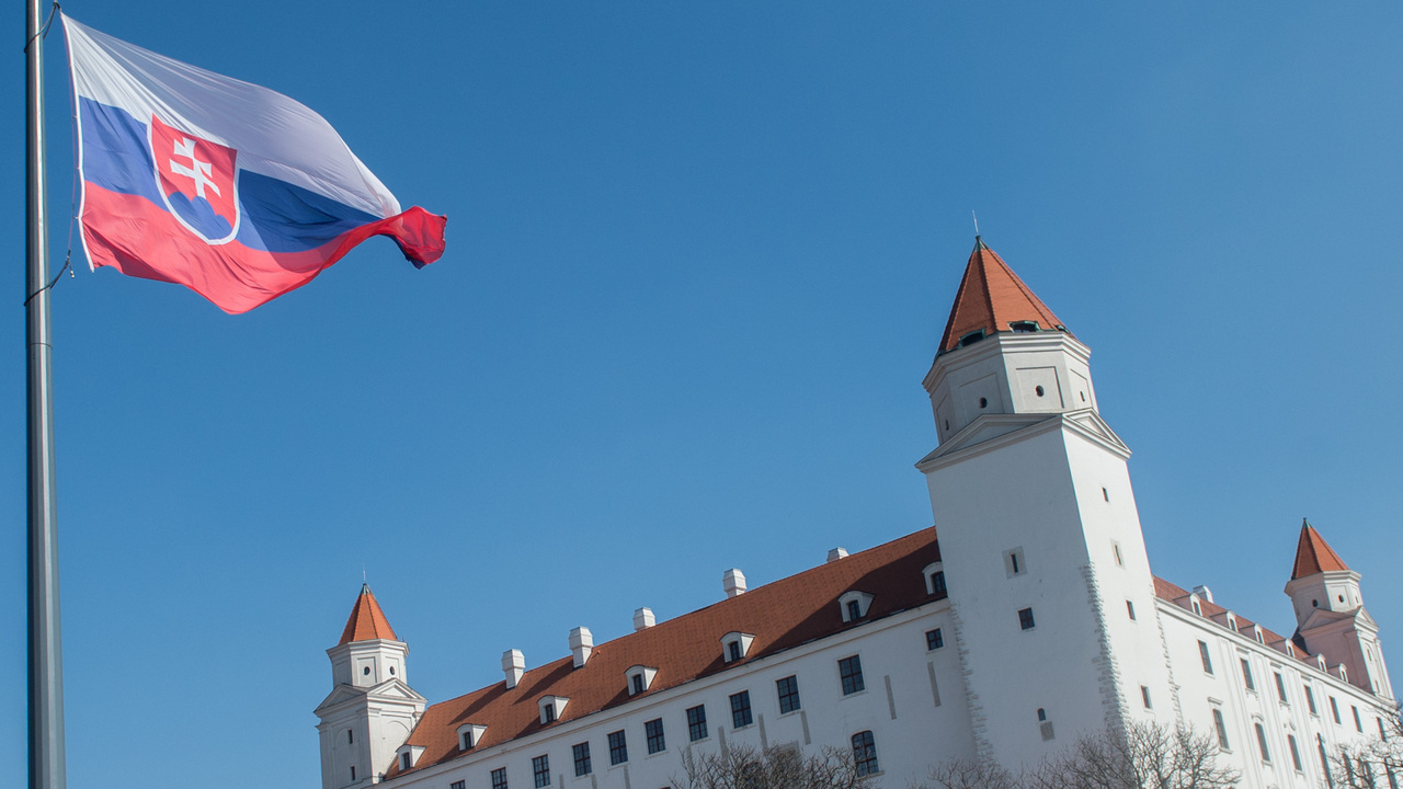 Hrad so slovenskou vlajkou
