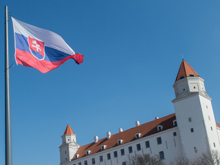 Hrad so slovenskou vlajkou
