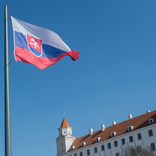 Hrad so slovenskou vlajkou