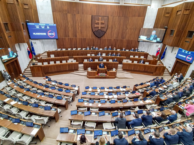 Parlament rokoval už tretí deň. KDH podalo návrh na odvolanie Blahu, Valášek kritizoval Blanára