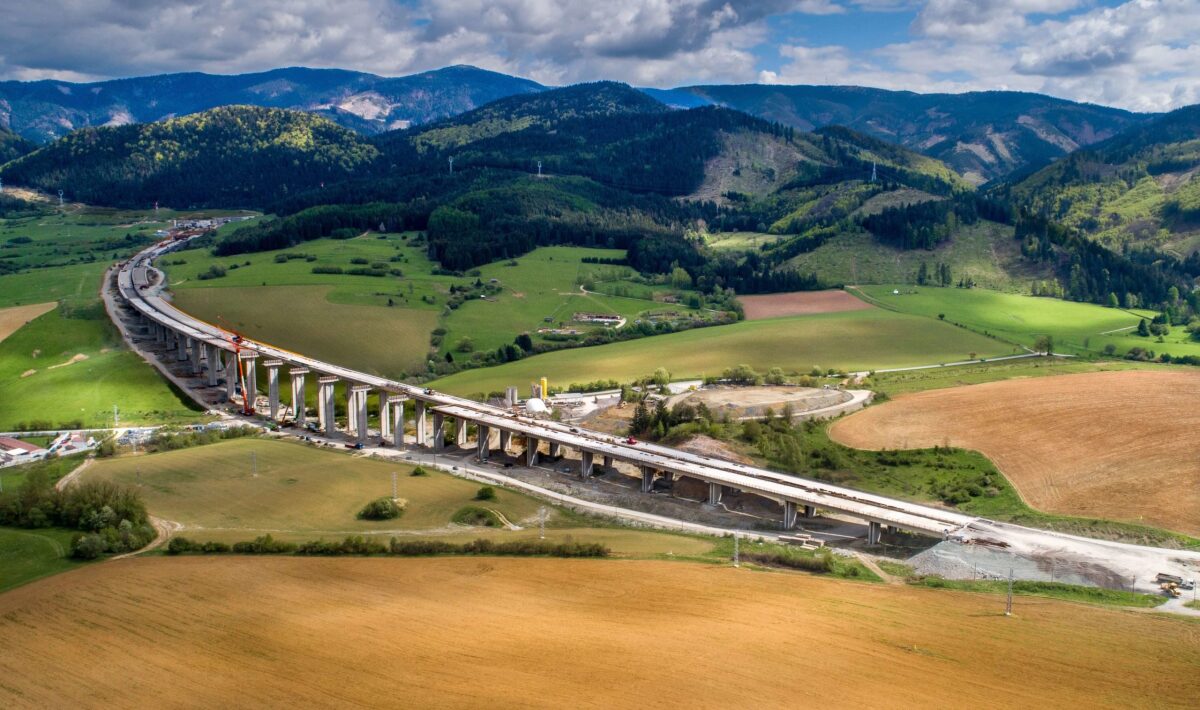 Výstavba diaľničného viaduktu napreduje