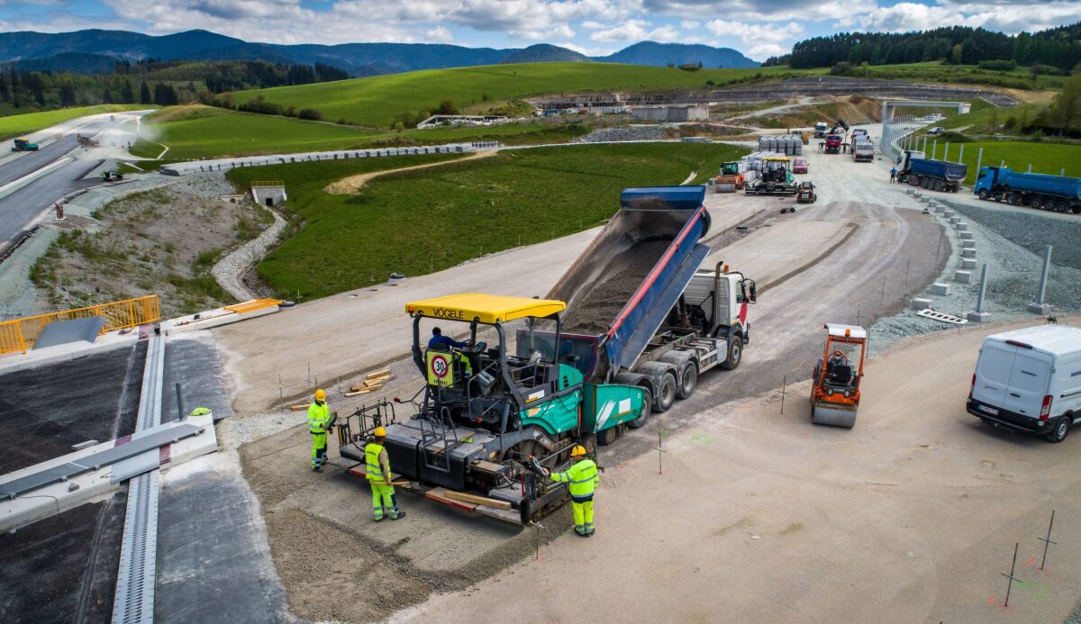 Stavbári pracujú na ceste