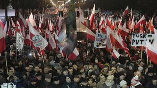 Desiatky tisíc ľudí vybehlo do ulíc Varšavy. Dôvodom sú zmeny vo verejnoprávnych médiách a zatknutie politikov