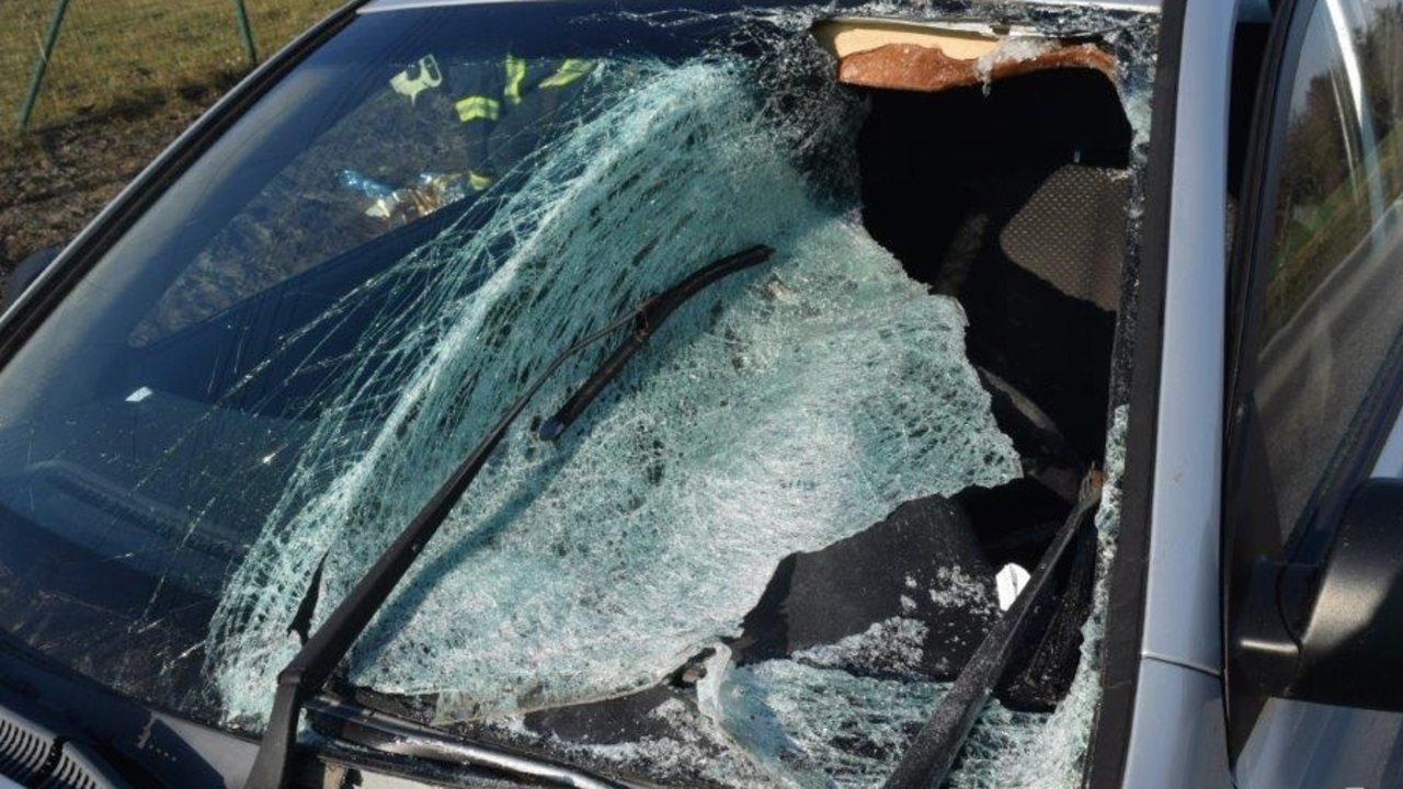 rozbité čelné sklo na aute