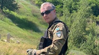 Bývalý viceprezident ruskej Gazprombanky bojuje za Ukrajinu, vraj to berie ako pokánie.  Moskva po ňom pátra