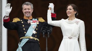 Prvá dobrovoľná abdikácia po takmer 900 rokoch. Dánska kráľovná sa vzdala trónu, korunu prevzal jej syn