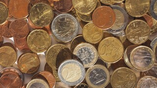 Mincovňa sa unáhlila s výrobou. Brusel jej vystavil stopku, roztaviť musí desiatky miliónov chybných mincí