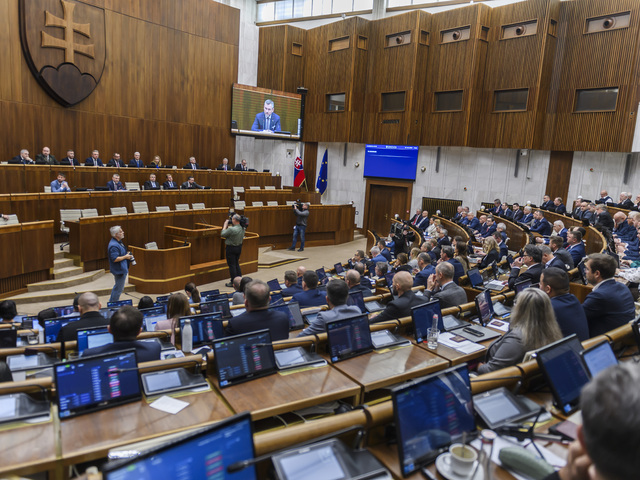 Poslanci prelomili veto prezidentky, schválili opätovne kompetenčný zákon
