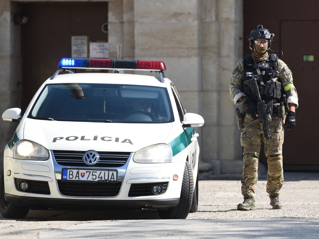 Mladík sa na škole v Trenčíne chvastal, že má revolver. Polícia ho obvinila z vyhrážania, je vo väzbe