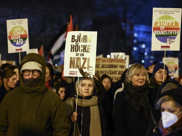 Členovia pravicovej strany chceli deportovať cudzincov i občanov z Nemecka. Verejnosť sa proti extrémistom búri