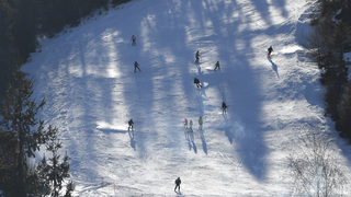 Prázdninový týždeň pod Tatrami sa začína. Ktoré lyžiarske strediská ešte fungujú? 