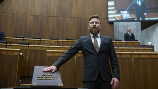 Vláda menovala za splnomocnenca pre preverenie riadenia pandémie antivaxera Petra Kotlára