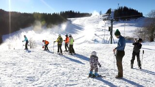 Je lyžovačka na Slovensku len pre bohatých? Pozrite sa, koľko peňazí si na ňu musíte pripraviť