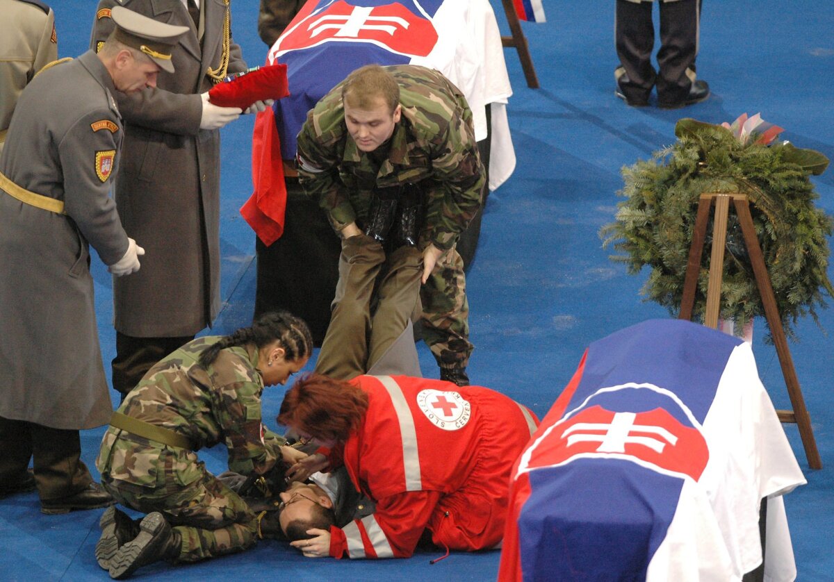 Vojak čestnej stráže, ktorý počas smútočnej rozlúčky omdlel pri rakve