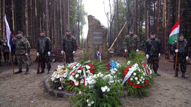 Pamätnú tabuľu obetiam havárie vojenského lietadla odhalili 2. júna 2006 na mieste pádu lietadla.