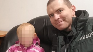 Uplakané a bez čistých plienok. Mladá matka na päť hodín odišla, jej dieťa strážili policajti 