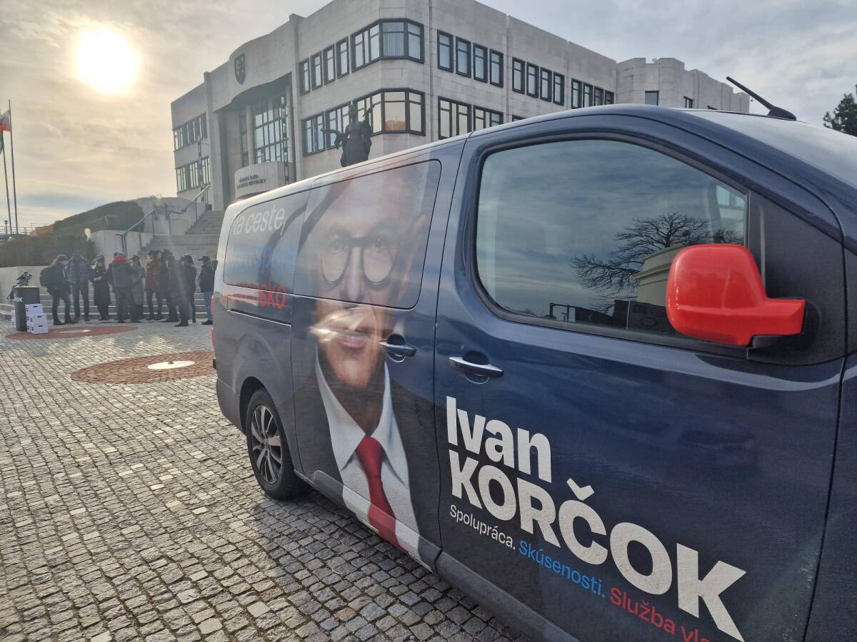 Ivan Korčok odovzdáva podpisy na prezidentskú kandidatúru