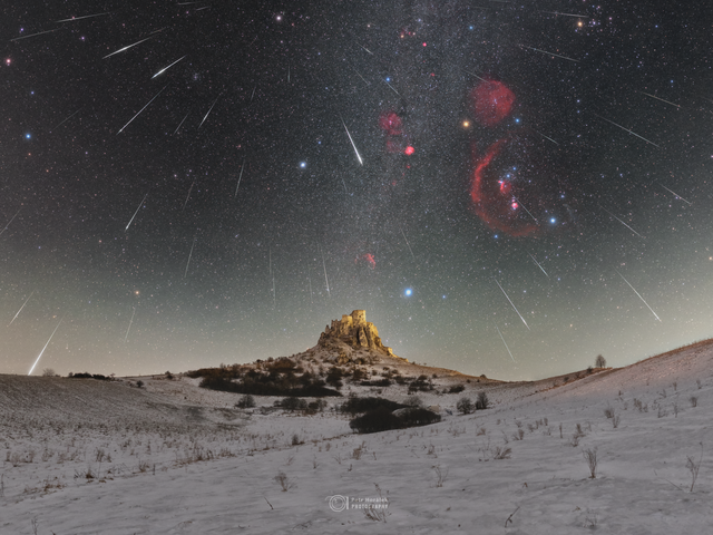 Vesmírne divadlo na východe Slovenska. Fotograf zachytil meteorický roj nad Spišským hradom