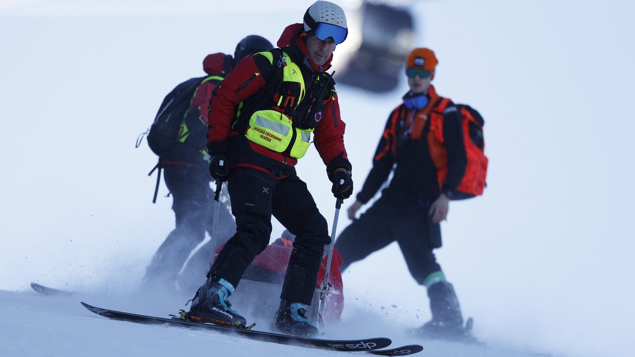 Slovenskú reprezentantku Petru Vlhovú znášajú po páde počas prvej jazdy alpského lyžovania