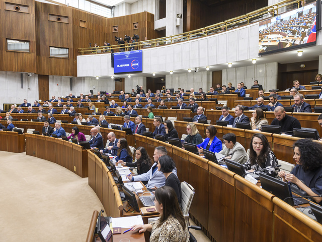 Z riadnej februárovej schôdze sa stala mimoriadna. Koalícia je presvedčená, že nájde dostatok poslancov