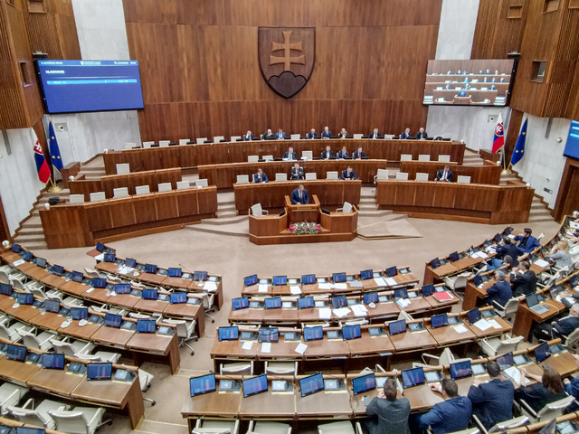 Poslanci sa po dvojmesačnej prestávke vrátia do lavíc. Čaká ich vyše 100-bodový program
