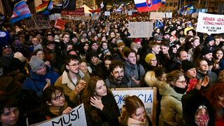 Na Slovensku opäť vyšli desaťtisíce ľudí do ulíc. Protivládne protesty sa konali v desiatkach miest, a to nielen na Slovensku