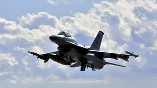 Slovensko chce od USA ďalšie stíhačky F-16. Kaliňák oznámil, že sa rokuje aj o náhrade za S-300  