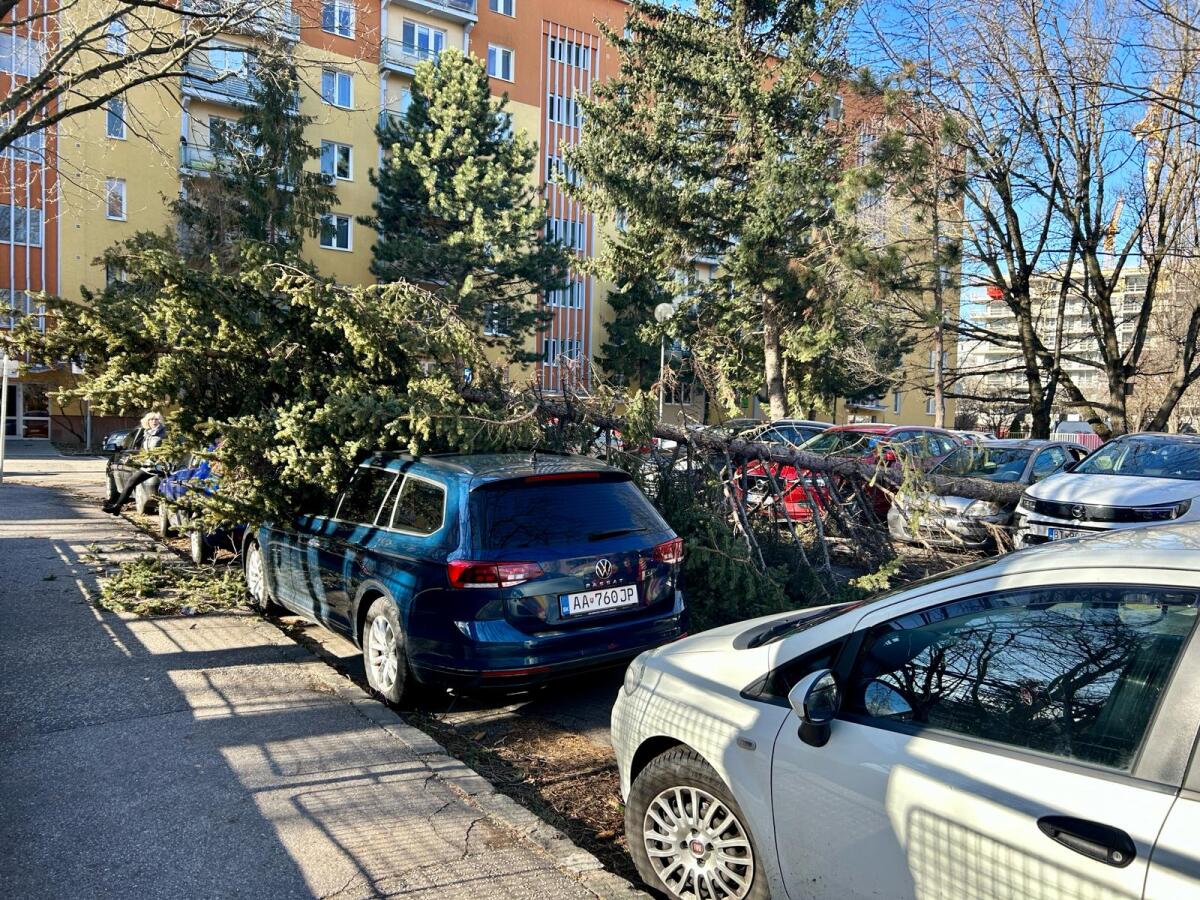 Vyčíňanie vetra na Haburskej ulici v Bratislave